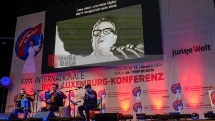 Wir vergessen nicht, Daniel Osorio und Musikandes (im Hintergrund ein Bild von Salvador Allende) | jovofoto / R-mediabase | <a href=/confor2/?bld=78639&t=d&pst=78611&aid=23&dc=1335&i1=jovofoto%20/%20R-mediabase><strong>Download Bild 78639...</strong></a>  |