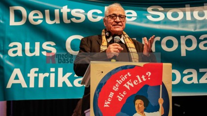 Während der Manifestation Für einen gerechten Frieden in Nahost | jovofoto / R-mediabase | <a href=/confor2/?bld=78669&t=d&pst=78611&aid=23&dc=1715&i1=jovofoto%20/%20R-mediabase><strong>Download Bild 78669...</strong></a>  |