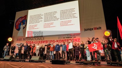 Zum Abschluß der Konferenz wird gemeinsam die Internationale gesungen | jovofoto / R-mediabase | <a href=/confor2/?bld=78672&t=d&pst=78611&aid=23&dc=2054&i1=jovofoto%20/%20R-mediabase><strong>Download Bild 78672...</strong></a>  |