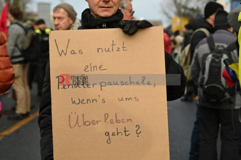 Bunter Protest in Berlin gegen fossile Subventionen <i>Bild Florian Henig/R-mediabase</i> <br><a href=/confor2/?bld=79117&pst=79112&aid=608&i1=Florian%20Henig/R-mediabase>Download Bild 79117</a>  <br><a href=/?p=79112>Zum Beitrag 79112</a>