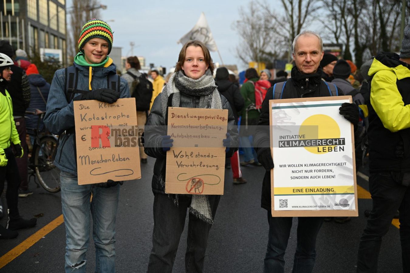 Bunter Protest in Berlin gegen fossile Subventionen <i>Bild Florian Henig/R-mediabase</i> <br><a href=/confor2/?bld=79120&pst=79112&aid=608&i1=Florian%20Henig/R-mediabase>Download Bild 79120</a>  <br><a href=/?p=79112>Zum Beitrag 79112</a>