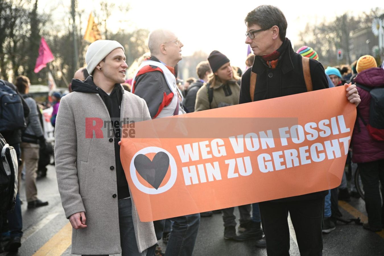 Bunter Protest in Berlin gegen fossile Subventionen <i>Bild Florian Henig/R-mediabase</i> <br><a href=/confor2/?bld=79125&pst=79112&aid=608&i1=Florian%20Henig/R-mediabase>Download Bild 79125</a>  <br><a href=/?p=79112>Zum Beitrag 79112</a>