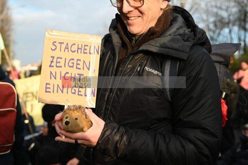 Bunter Protest in Berlin gegen fossile Subventionen <i>Bild Florian Henig/R-mediabase</i> <br><a href=/confor2/?bld=79124&pst=79112&aid=608&i1=Florian%20Henig/R-mediabase>Download Bild 79124</a>  <br><a href=/?p=79112>Zum Beitrag 79112</a>