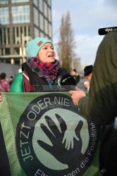 Bunter Protest in Berlin gegen fossile Subventionen <i>Bild Florian Henig/R-mediabase</i> <br><a href=/confor2/?bld=79126&pst=79112&aid=608&i1=Florian%20Henig/R-mediabase>Download Bild 79126</a>  <br><a href=/?p=79112>Zum Beitrag 79112</a>