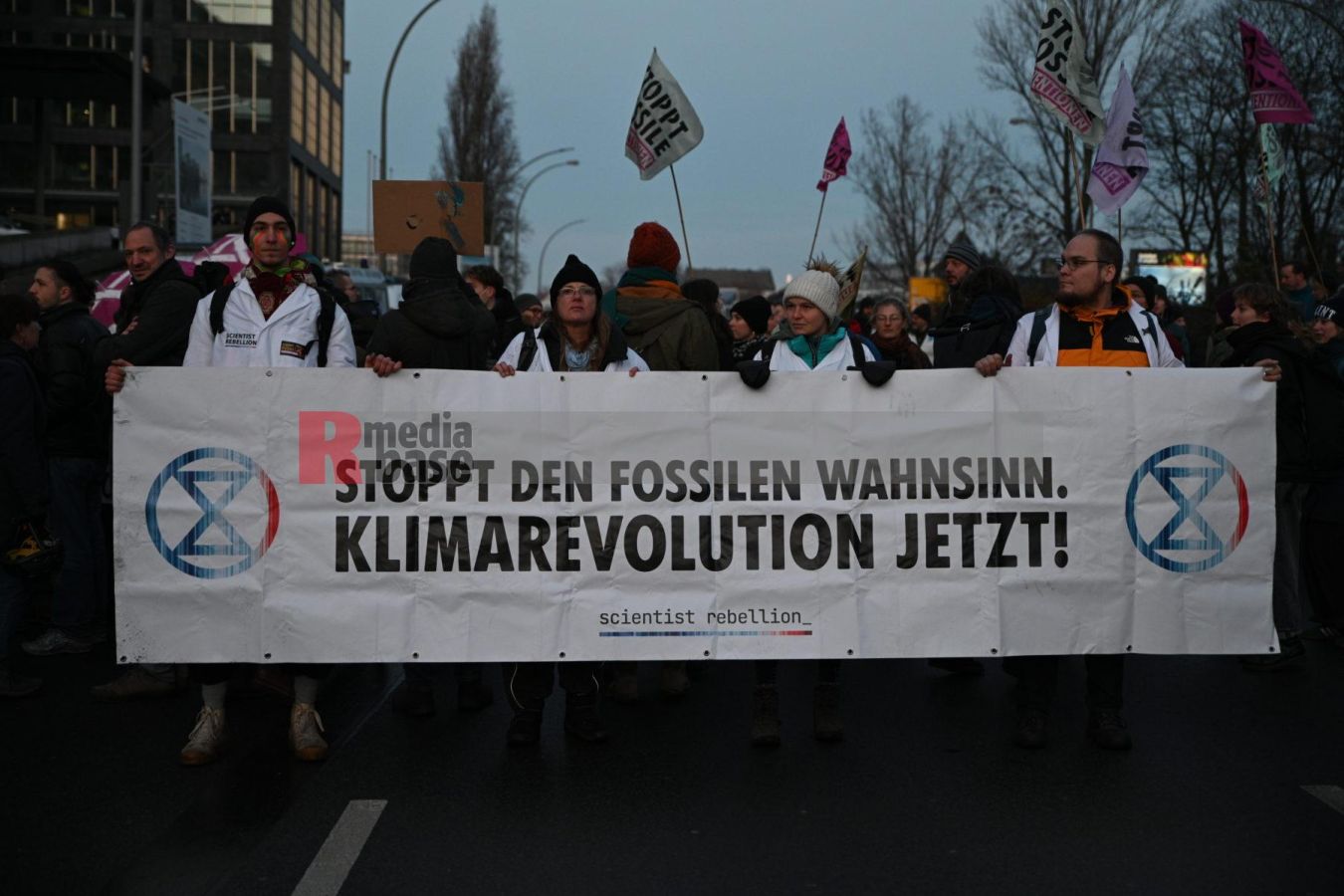 Bunter Protest in Berlin gegen fossile Subventionen <i>Bild Florian Henig/R-mediabase</i> <br><a href=/confor2/?bld=79142&pst=79112&aid=608&i1=Florian%20Henig/R-mediabase>Download Bild 79142</a>  <br><a href=/?p=79112>Zum Beitrag 79112</a>