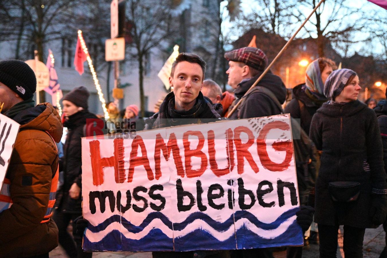 Bunter Protest in Berlin gegen fossile Subventionen <i>Bild Florian Henig/R-mediabase</i> <br><a href=/confor2/?bld=79145&pst=79112&aid=608&i1=Florian%20Henig/R-mediabase>Download Bild 79145</a>  <br><a href=/?p=79112>Zum Beitrag 79112</a>