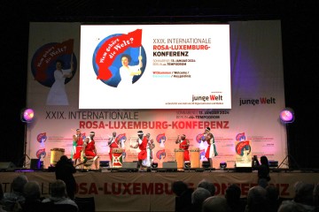 Die Ingoma-Trommelgruppe aus Berlin/Burundi | Rudi Denner/R-mediabase / R-mediabase | <a href=/confor2/?bld=79190&t=d&pst=&aid=86&dc=1203&i1=Rudi%20Denner/R-mediabase%20/%20R-mediabase><strong>Download Bild 79190...</strong></a>  |