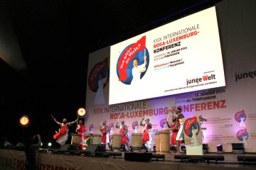 Die Ingoma-Trommelgruppe aus Berlin/Burundi | Rudi Denner/R-mediabase / R-mediabase | <a href=/confor2/?bld=79192&t=d&pst=&aid=86&dc=1205&i1=Rudi%20Denner/R-mediabase%20/%20R-mediabase><strong>Download Bild 79192...</strong></a>  |