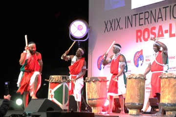 Die Ingoma-Trommelgruppe aus Berlin/Burundi | Rudi Denner/R-mediabase / R-mediabase | <a href=/confor2/?bld=79191&t=d&pst=&aid=86&dc=1204&i1=Rudi%20Denner/R-mediabase%20/%20R-mediabase><strong>Download Bild 79191...</strong></a>  |