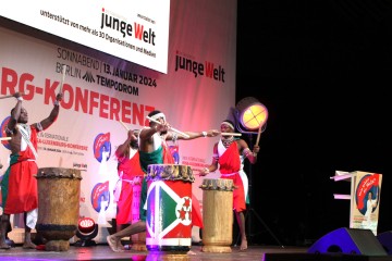 Die Ingoma-Trommelgruppe aus Berlin/Burundi | Rudi Denner/R-mediabase / R-mediabase | <a href=/confor2/?bld=79193&t=d&pst=&aid=86&dc=1205&i1=Rudi%20Denner/R-mediabase%20/%20R-mediabase><strong>Download Bild 79193...</strong></a>  |