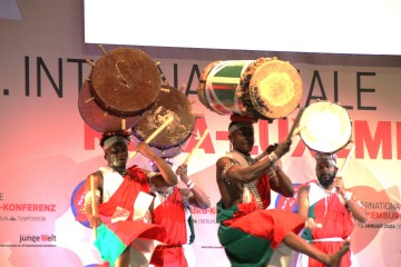 Die Ingoma-Trommelgruppe aus Berlin/Burundi | Rudi Denner/R-mediabase / R-mediabase | <a href=/confor2/?bld=79195&t=d&pst=&aid=86&dc=1207&i1=Rudi%20Denner/R-mediabase%20/%20R-mediabase><strong>Download Bild 79195...</strong></a>  |