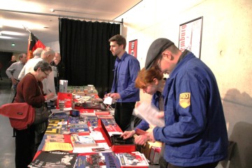 Blauhemden | Rudi Denner/R-mediabase / R-mediabase | <a href=/confor2/?bld=79197&t=d&pst=&aid=86&dc=1220&i1=Rudi%20Denner/R-mediabase%20/%20R-mediabase><strong>Download Bild 79197...</strong></a>  |