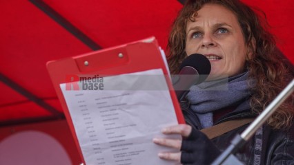 Senta - Eröffnung der Kundgebung | jovofoto / R-mediabase | <a href=/confor2/?bld=80677&t=d&pst=80673&aid=23&dc=1450&i1=jovofoto%20/%20R-mediabase><strong>Download Bild 80677...</strong></a> |