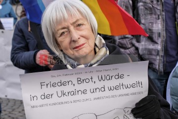 Friedensdemo in Köln | jovofoto / R-mediabase | <a href=/confor2/?bld=80674&t=d&pst=80673&aid=23&dc=1412&i1=jovofoto%20/%20R-mediabase><strong>Download Bild 80674...</strong></a> |