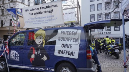 Friedensdemo in Köln | jovofoto / R-mediabase | <a href=/confor2/?bld=80678&t=d&pst=80673&aid=23&dc=1454&i1=jovofoto%20/%20R-mediabase><strong>Download Bild 80678...</strong></a> |