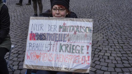 Friedensdemo in Köln | jovofoto / R-mediabase | <a href=/confor2/?bld=80675&t=d&pst=80673&aid=23&dc=1457&i1=jovofoto%20/%20R-mediabase><strong>Download Bild 80675...</strong></a> |