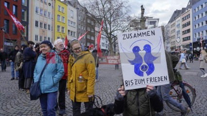 Friedensdemo in Köln | jovofoto / R-mediabase | <a href=/confor2/?bld=80682&t=d&pst=80673&aid=23&dc=1458&i1=jovofoto%20/%20R-mediabase><strong>Download Bild 80682...</strong></a> |