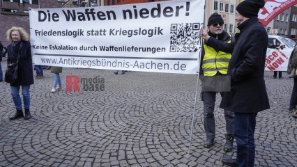 Friedensdemo in Köln | jovofoto / R-mediabase | <a href=/confor2/?bld=80683&t=d&pst=80673&aid=23&dc=1459&i1=jovofoto%20/%20R-mediabase><strong>Download Bild 80683...</strong></a> |