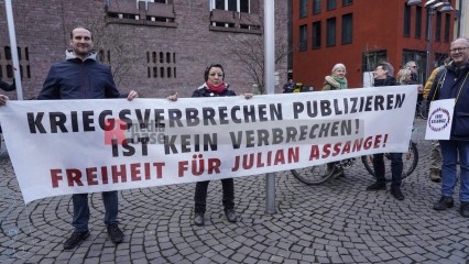 Friedensdemo in Köln | jovofoto / R-mediabase | <a href=/confor2/?bld=80684&t=d&pst=80673&aid=23&dc=1501&i1=jovofoto%20/%20R-mediabase><strong>Download Bild 80684...</strong></a> |