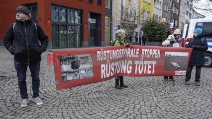 Friedensdemo in Köln | jovofoto / R-mediabase | <a href=/confor2/?bld=80693&t=d&pst=80673&aid=23&dc=1510&i1=jovofoto%20/%20R-mediabase><strong>Download Bild 80693...</strong></a> |