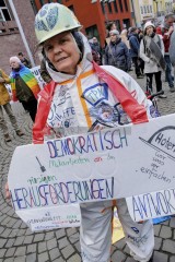 Friedensdemo in Köln | jovofoto / R-mediabase | <a href=/confor2/?bld=80696&t=d&pst=80673&aid=23&dc=1421&i1=jovofoto%20/%20R-mediabase><strong>Download Bild 80696...</strong></a> |