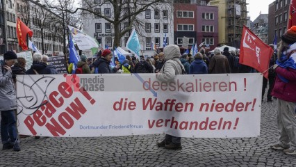 Friedensdemo Köln | jovofoto / R-mediabase | <a href=/confor2/?bld=80697&t=d&pst=80673&aid=23&dc=1512&i1=jovofoto%20/%20R-mediabase><strong>Download Bild 80697...</strong></a> |