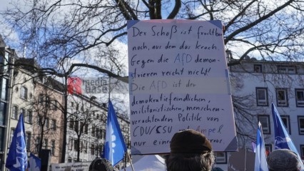 Friedensdemo in Köln | jovofoto / R-mediabase | <a href=/confor2/?bld=80702&t=d&pst=80673&aid=23&dc=1538&i1=jovofoto%20/%20R-mediabase><strong>Download Bild 80702...</strong></a> |