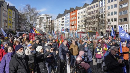 Friedensdemo in Köln | jovofoto / R-mediabase | <a href=/confor2/?bld=80707&t=d&pst=80673&aid=23&dc=1544&i1=jovofoto%20/%20R-mediabase><strong>Download Bild 80707...</strong></a> |