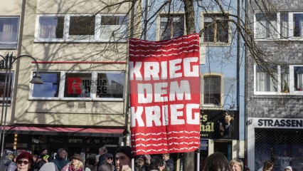 Friedensdemo in Köln | jovofoto / R-mediabase | <a href=/confor2/?bld=80710&t=d&pst=80673&aid=23&dc=1549&i1=jovofoto%20/%20R-mediabase><strong>Download Bild 80710...</strong></a> |