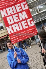 Friedensdemo in Köln | jovofoto / R-mediabase | <a href=/confor2/?bld=80709&t=d&pst=80673&aid=23&dc=1423&i1=jovofoto%20/%20R-mediabase><strong>Download Bild 80709...</strong></a> |