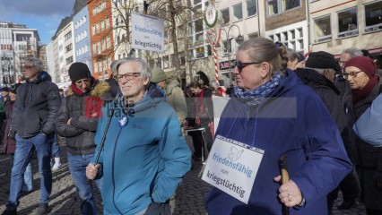 Friedensdemo in Köln | jovofoto / R-mediabase | <a href=/confor2/?bld=80711&t=d&pst=80673&aid=23&dc=1550&i1=jovofoto%20/%20R-mediabase><strong>Download Bild 80711...</strong></a> |