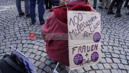 Friedensdemo in Köln | jovofoto / R-mediabase | <a href=/confor2/?bld=80712&t=d&pst=80673&aid=23&dc=1551&i1=jovofoto%20/%20R-mediabase><strong>Download Bild 80712...</strong></a> |