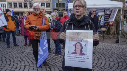 Friedensdemo in Köln | jovofoto / R-mediabase | <a href=/confor2/?bld=80713&t=d&pst=80673&aid=23&dc=1557&i1=jovofoto%20/%20R-mediabase><strong>Download Bild 80713...</strong></a> |