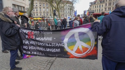 Friedensdemo in Köln | jovofoto / R-mediabase | <a href=/confor2/?bld=80715&t=d&pst=80673&aid=23&dc=1731&i1=jovofoto%20/%20R-mediabase><strong>Download Bild 80715...</strong></a> |