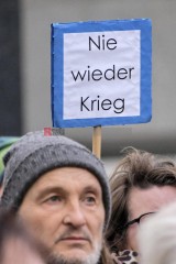 Friedensdemo in Köln | jovofoto / R-mediabase | <a href=/confor2/?bld=80721&t=d&pst=80673&aid=23&dc=1629&i1=jovofoto%20/%20R-mediabase><strong>Download Bild 80721...</strong></a> |
