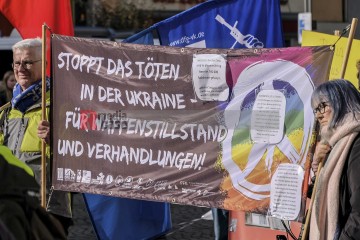 Friedensdemo in Köln | jovofoto / R-mediabase | <a href=/confor2/?bld=80724&t=d&pst=80673&aid=23&dc=1507&i1=jovofoto%20/%20R-mediabase><strong>Download Bild 80724...</strong></a> |