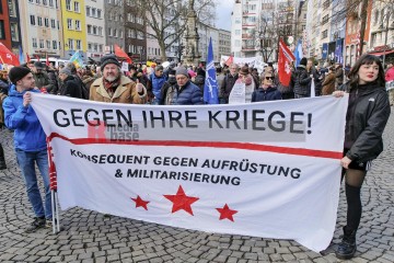 Friedensdemo in Köln | jovofoto / R-mediabase | <a href=/confor2/?bld=80725&t=d&pst=80673&aid=23&dc=1513&i1=jovofoto%20/%20R-mediabase><strong>Download Bild 80725...</strong></a> |