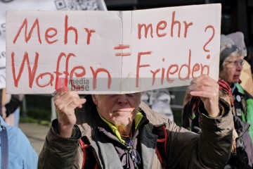 Friedensdemo in Köln | jovofoto / R-mediabase | <a href=/confor2/?bld=80726&t=d&pst=80673&aid=23&dc=1535&i1=jovofoto%20/%20R-mediabase><strong>Download Bild 80726...</strong></a> |
