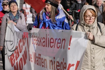 Friedensdemo in Köln | jovofoto / R-mediabase | <a href=/confor2/?bld=80731&t=d&pst=80673&aid=23&dc=1538&i1=jovofoto%20/%20R-mediabase><strong>Download Bild 80731...</strong></a> |