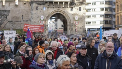 Friedensdemo in Köln | jovofoto / R-mediabase | <a href=/confor2/?bld=80734&t=d&pst=80673&aid=23&dc=1715&i1=jovofoto%20/%20R-mediabase><strong>Download Bild 80734...</strong></a> |