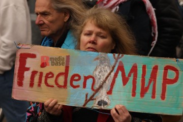 Ostermarsch 2024 - Kundgebung am Samstag, 30. März in Köln | Manuela Hillekamps | <a href=/confor2/?bld=81340&t=d&pst=81299&aid=613&dc=1333&i1=Manuela%20Hillekamps><strong>Download Bild 81340...</strong></a> |