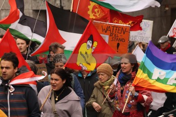 Ostermarsch 2024 - Kundgebung am Samstag, 30. März in Köln | Manuela Hillekamps | <a href=/confor2/?bld=81341&t=d&pst=81299&aid=613&dc=1334&i1=Manuela%20Hillekamps><strong>Download Bild 81341...</strong></a> |