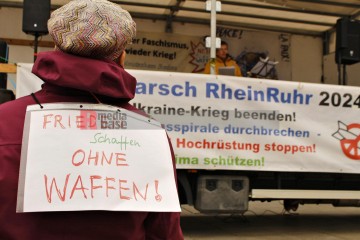 Ostermarsch 2024 - Kundgebung am Samstag, 30. März in Köln | Manuela Hillekamps | <a href=/confor2/?bld=81302&t=d&pst=81299&aid=613&dc=1318&i1=Manuela%20Hillekamps><strong>Download Bild 81302...</strong></a> |