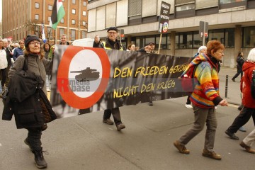 Ostermarsch 2024 - Kundgebung am Samstag, 30. März in Köln | Manuela Hillekamps | <a href=/confor2/?bld=81310&t=d&pst=81299&aid=613&dc=1422&i1=Manuela%20Hillekamps><strong>Download Bild 81310...</strong></a> |