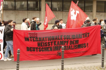 Ostermarsch 2024 - Kundgebung am Samstag, 30. März in Köln | Manuela Hillekamps | <a href=/confor2/?bld=81306&t=d&pst=81299&aid=613&dc=1424&i1=Manuela%20Hillekamps><strong>Download Bild 81306...</strong></a> |