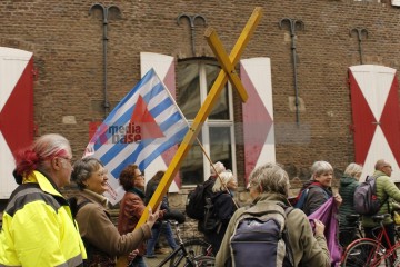 Ostermarsch 2024 - Kundgebung am Samstag, 30. März in Köln | Manuela Hillekamps | <a href=/confor2/?bld=81312&t=d&pst=81299&aid=613&dc=1444&i1=Manuela%20Hillekamps><strong>Download Bild 81312...</strong></a> |