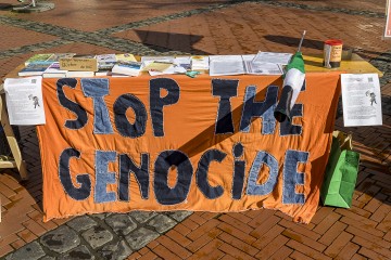 Gegen Israels Vorgehen im Gazastreifen - Mahnwache am 23. März 2024 in Göttingen | KPWittemann | <a href=/confor2/?bld=81259&t=d&pst=81256&aid=187&dc=1426&i1=KPWittemann><strong>Download Bild 81259...</strong></a> |