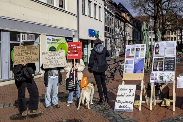 Gegen Israels Vorgehen im Gazastreifen - Mahnwache am 23. März 2024 in Göttingen | KPWittemann | <a href=/confor2/?bld=81258&t=d&pst=81256&aid=187&dc=1426&i1=KPWittemann><strong>Download Bild 81258...</strong></a> |