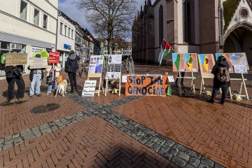 Gegen Israels Vorgehen im Gazastreifen - Mahnwache am 23. März 2024 in Göttingen | KPWittemann | <a href=/confor2/?bld=81260&t=d&pst=81256&aid=187&dc=1426&i1=KPWittemann><strong>Download Bild 81260...</strong></a> |