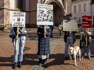 Gegen Israels Vorgehen im Gazastreifen - Mahnwache am 23. März 2024 in Göttingen | KPWittemann | <a href=/confor2/?bld=81262&t=d&pst=81256&aid=187&dc=1432&i1=KPWittemann><strong>Download Bild 81262...</strong></a> |